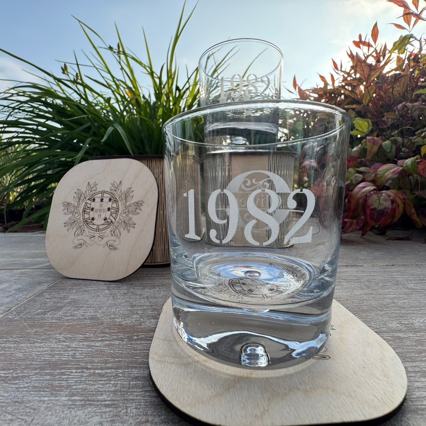 Verre à whisky personnalisé et son étui en bois avec couvercle dessous de verre