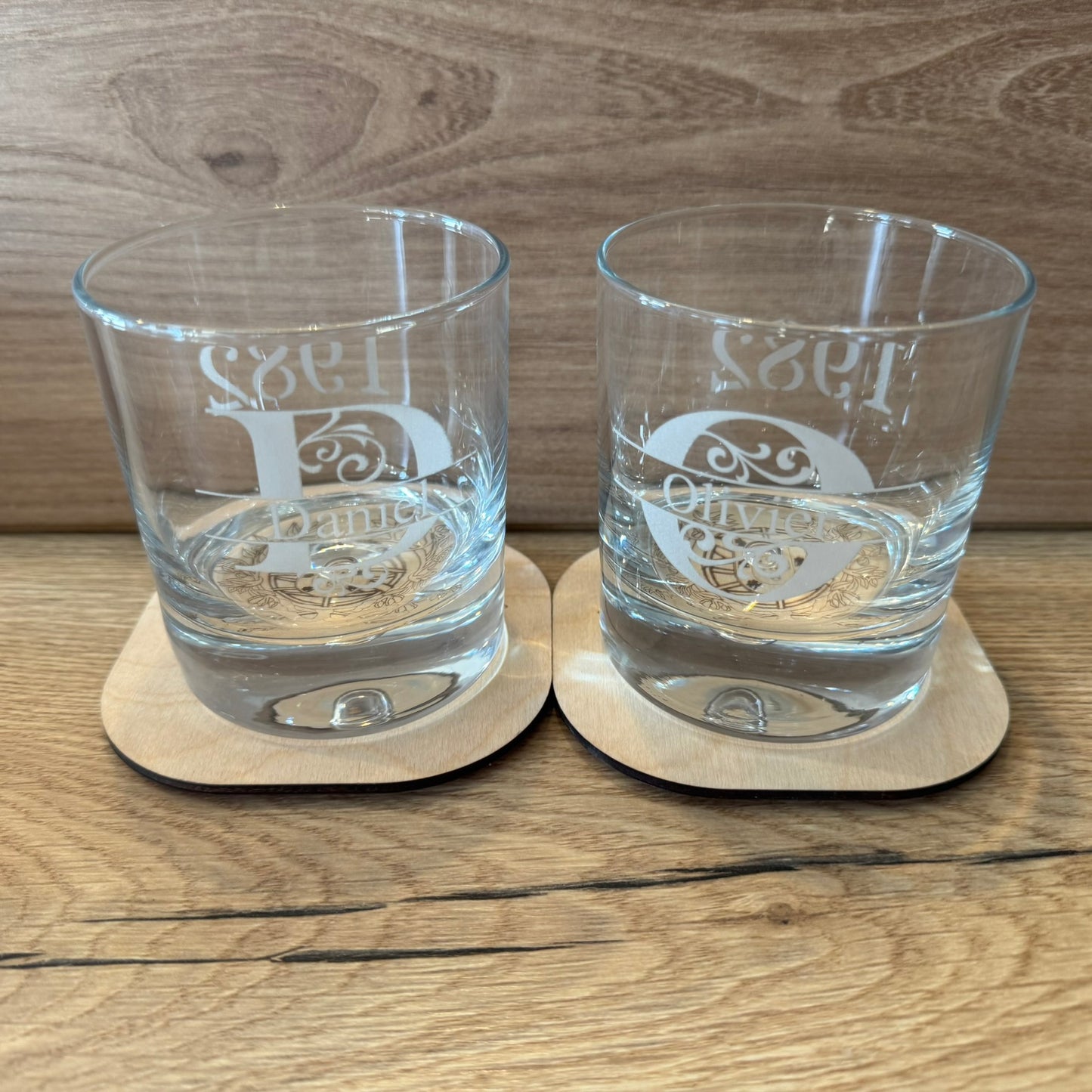 Verre à whisky personnalisé et son étui en bois avec couvercle dessous de verre