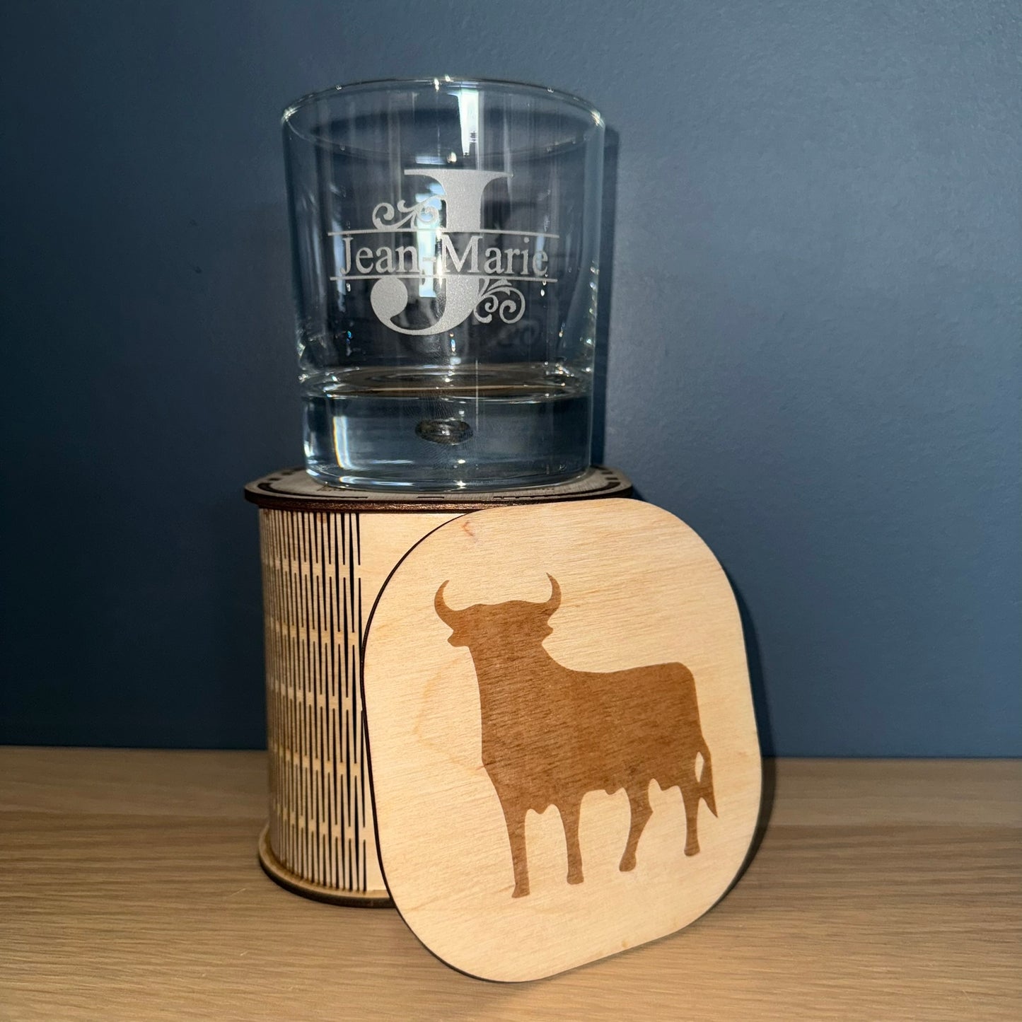 Verre à whisky personnalisé et son étui en bois avec couvercle dessous de verre