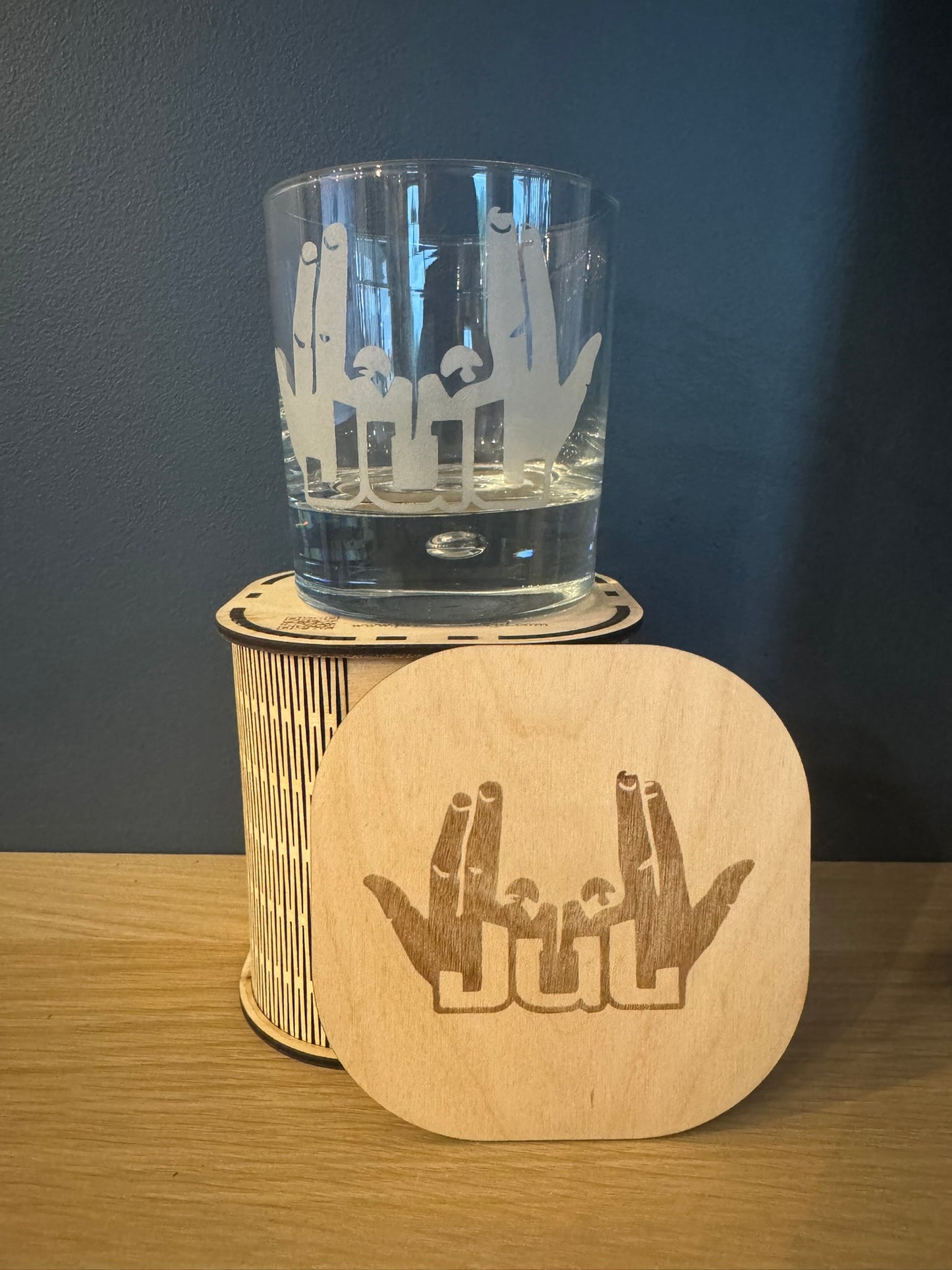 Verre à whisky personnalisé et son étui en bois avec couvercle dessous de verre