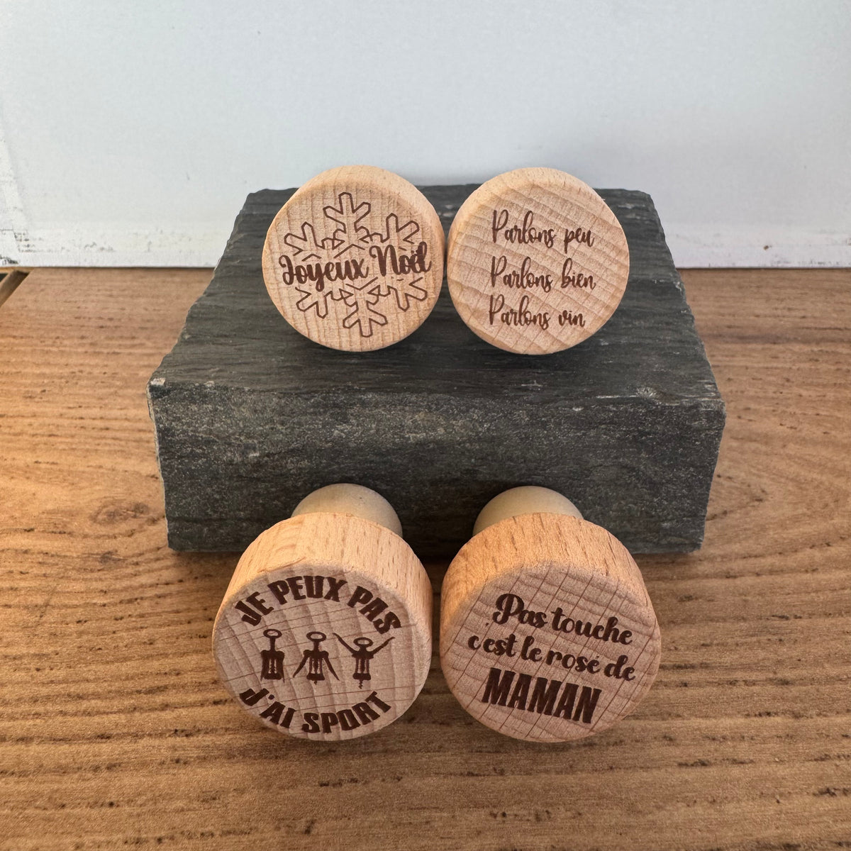 Lot de 50 bouchons de vin en bois gravés personnalisés pour cadeaux de mariage Lot de 50 bouchons de vin en bois gravés personnalisés pour cadeaux de mariage