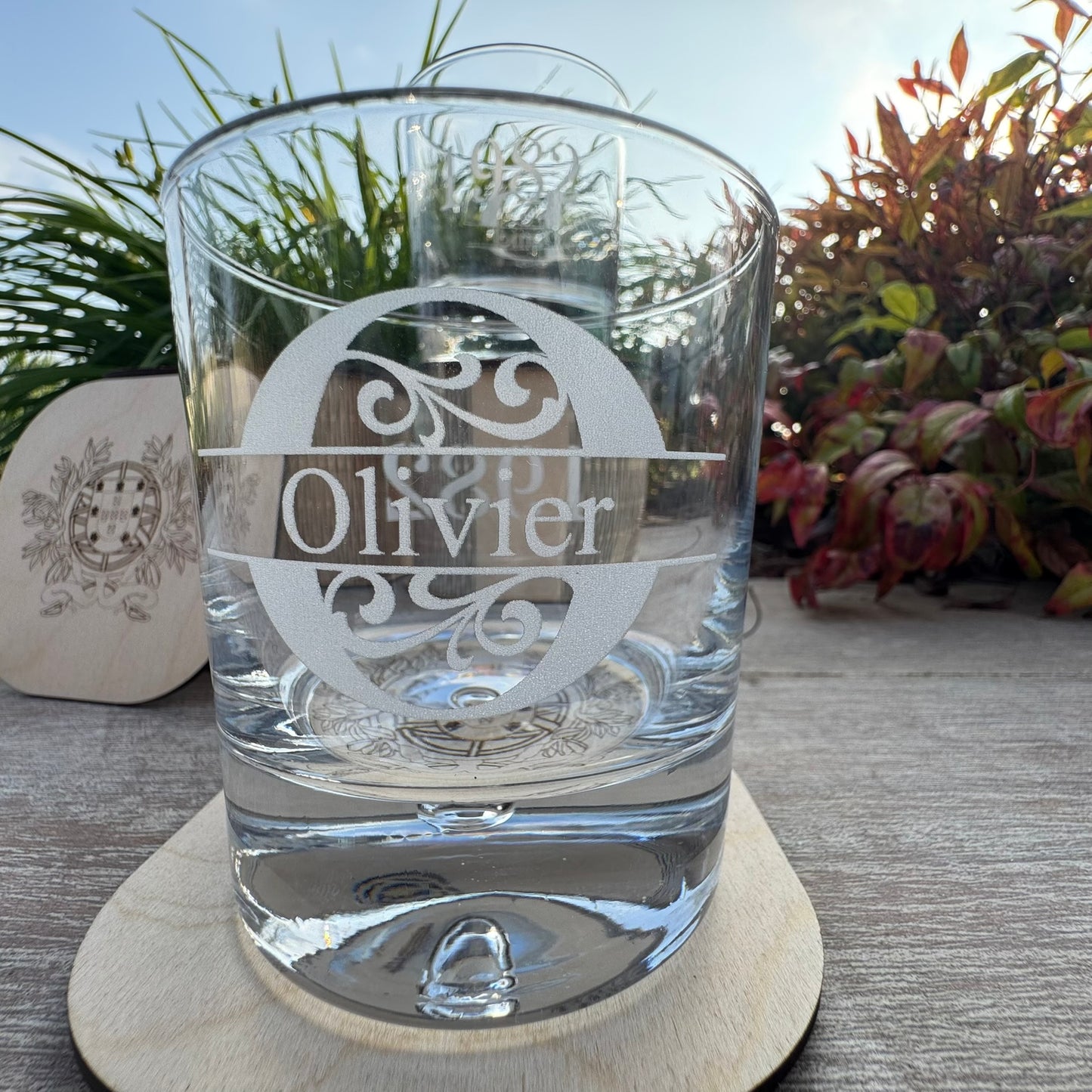 Verre à whisky personnalisé et son étui en bois avec couvercle dessous de verre
